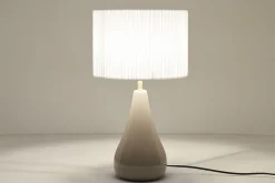Store Miliboo Lámpara de mesa color topo de cerámica brillante con pantalla de tela plisada blanca 49 cm TROIA