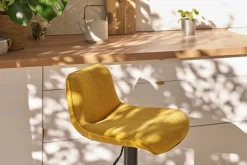 Outlet Miliboo Set de 2 taburetes de cocina regulables y giratorios 360º de tejido efecto aterciopelado amarillo mostaza y metal negro BOOST