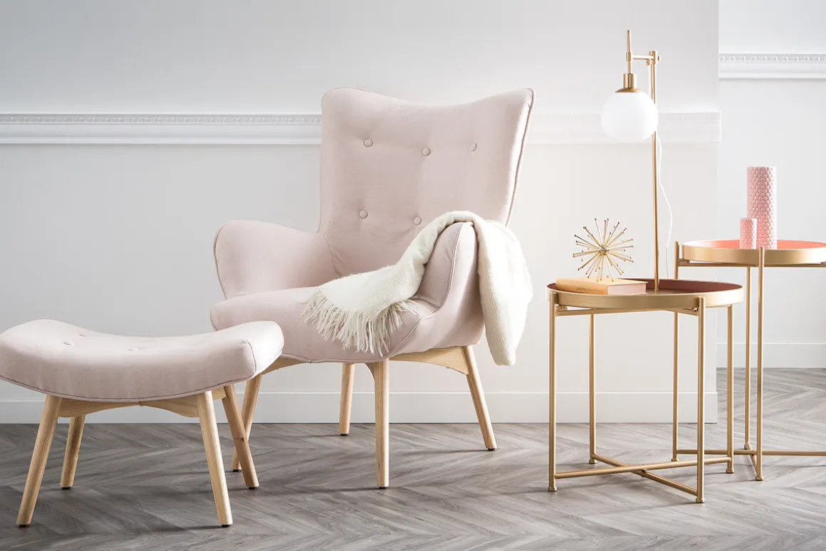 Shop Miliboo Sillón diseño escandinavo y reposapiés rosa y madera clara BRISTOL