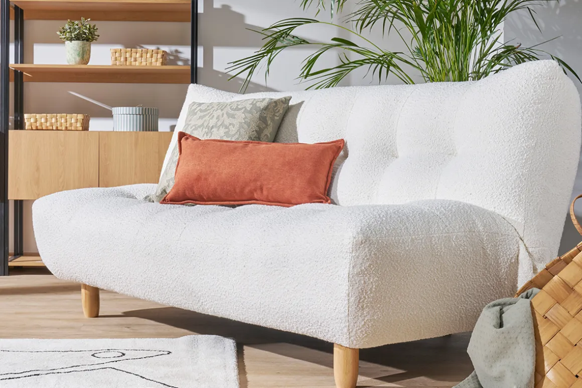 Shop Miliboo Sofá cama nórdico 3 plazas de borreguillo blanco y madera clara YUMI