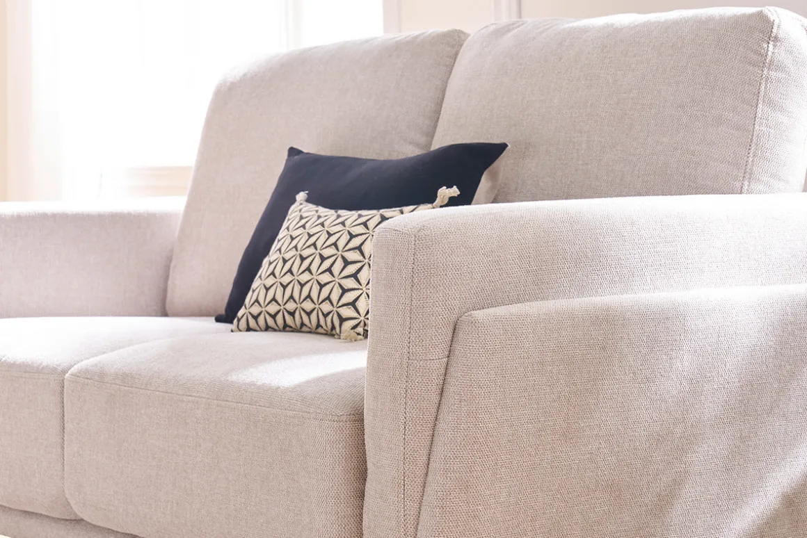 Fashion Miliboo Sofá moderno 2 plazas de tejido efecto aterciopelado texturizado beige MOSCO