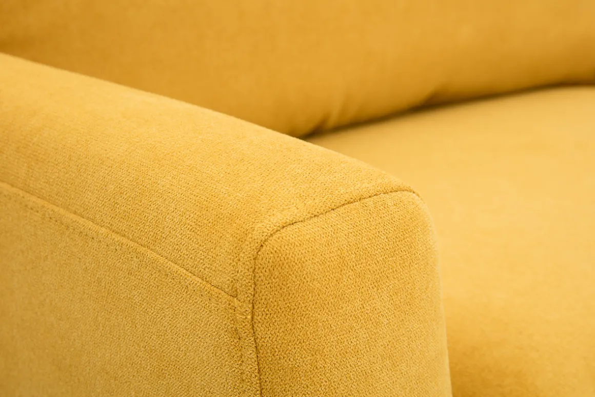Outlet Miliboo Sofá nórdico 2 plazas de tejido efecto aterciopelado texturizado amarillo mostaza y madera clara JONAS